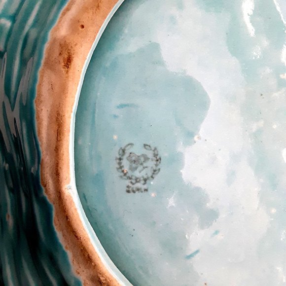 Vintage Ceramic Blue Basket Weave Bowl With Fruit Applique - Picture 4 of 4